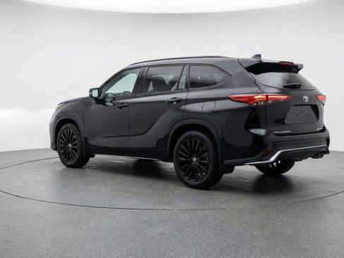 Used 2025 Toyota Highlander XSE AWD/4WD image 6