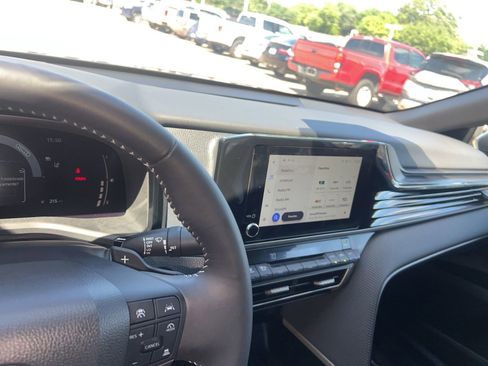 Used 2025 Toyota Camry SE w/ Convenience Package FWD image 11