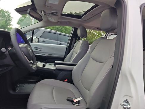 Used 2025 Toyota Sienna XLE w/ XLE Plus Package AWD/4WD image 6