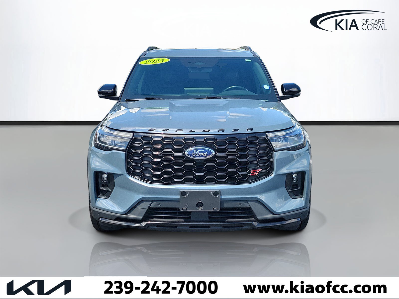 Used 2025 Ford Explorer ST AWD/4WD image 2
