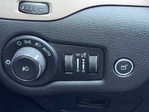 Used 2016 Jeep Cherokee 75th Anniversary FWD image 32