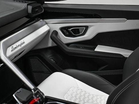 Used 2020 Lamborghini Urus image 38