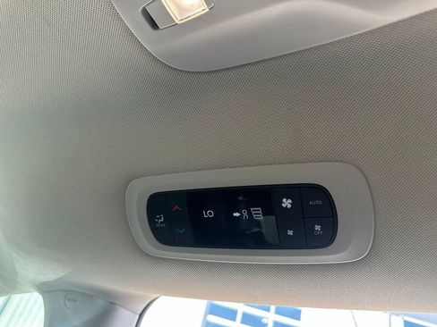 Used 2023 Chrysler Pacifica Touring-L FWD image 31