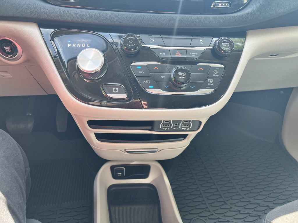Used 2023 Chrysler Voyager LX FWD image 12
