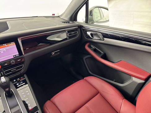Certified 2025 Porsche Macan image 27