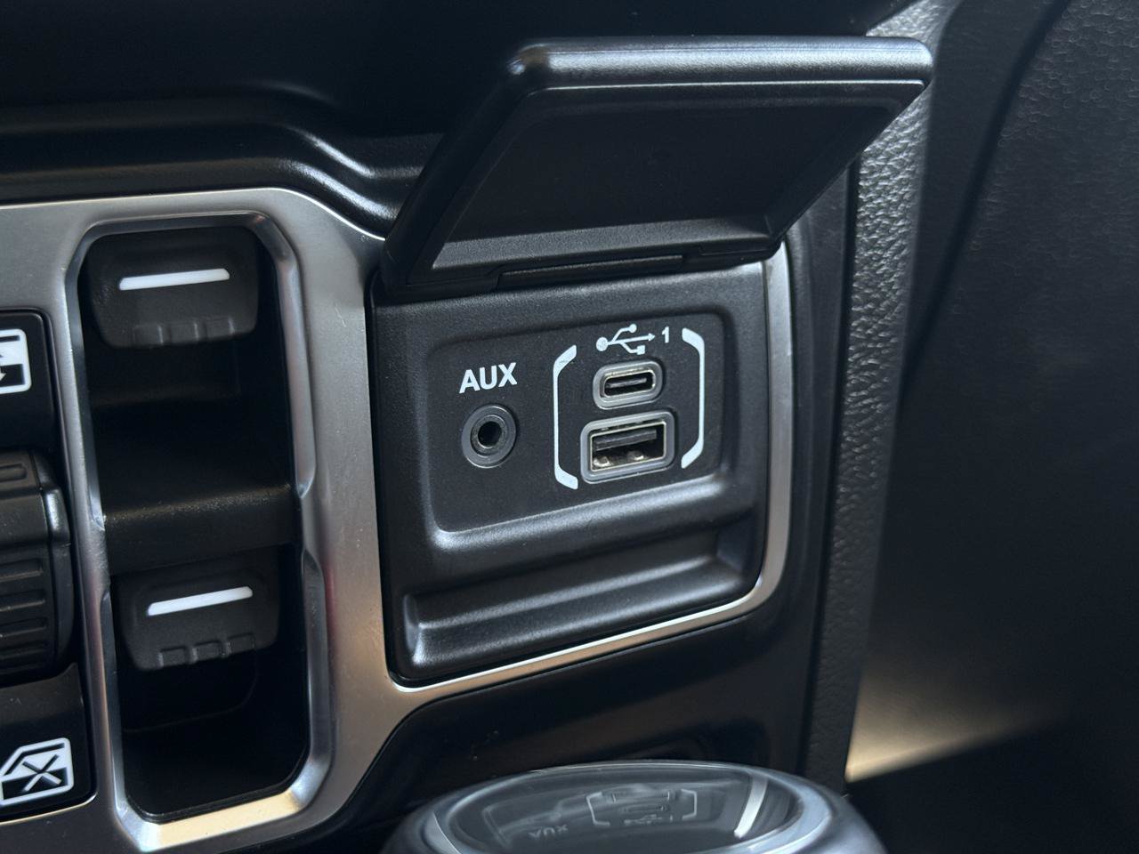 Used 2022 Jeep Gladiator Rubicon w/ Cold Weather Group AWD/4WD image 29