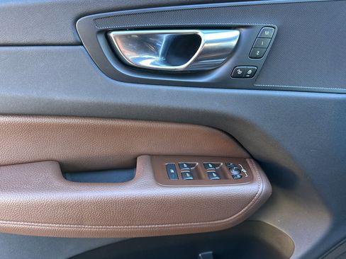 Certified 2022 Volvo XC60 B5 Momentum image 12