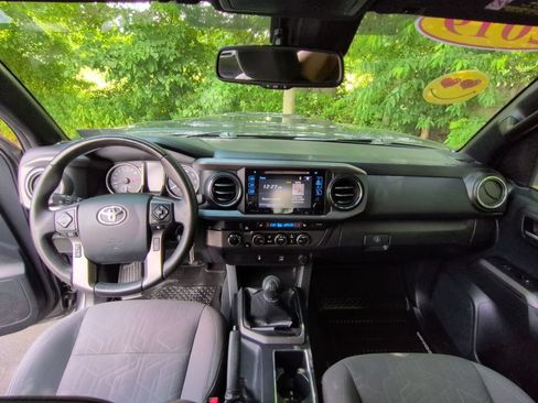 Used 2019 Toyota Tacoma TRD Sport w/ TRD Premium Sport Package AWD/4WD image 9