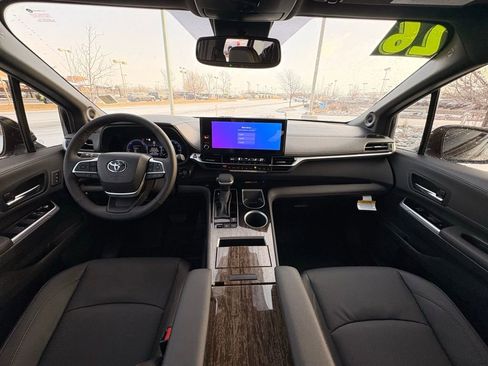 Used 2026 Toyota Sienna Limited image 12