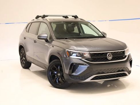 Used 2023 Volkswagen Taos SE w/ Panoramic Sunroof Package AWD/4WD image 3