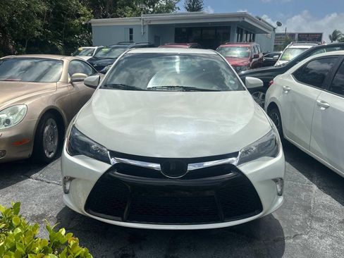 Used 2015 Toyota Camry SE image 2