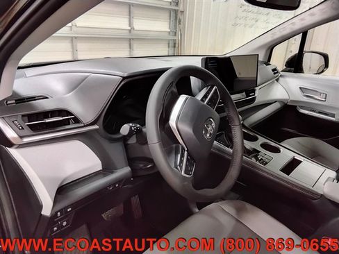 Used 2025 Toyota Sienna XLE FWD image 11