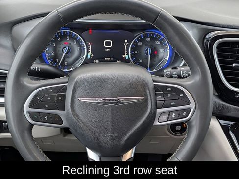 Used 2023 Chrysler Pacifica Touring-L image 13