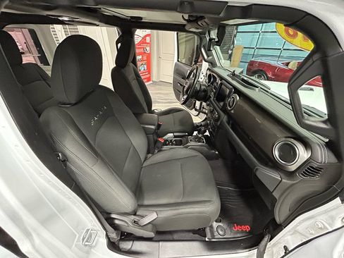 Used 2018 Jeep Wrangler Unlimited Sahara AWD/4WD image 37