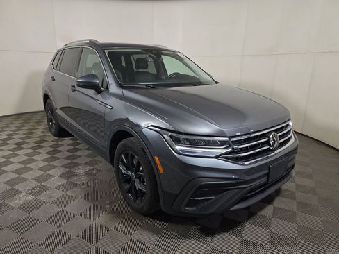 Used 2024 Volkswagen Tiguan SE w/ Panoramic Sunroof Package AWD/4WD image 3