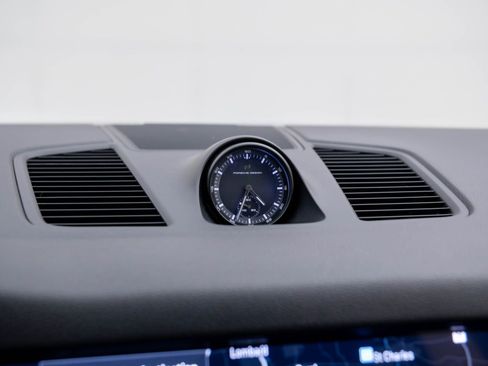 Certified 2023 Porsche Cayenne Platinum Edition image 28