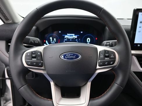 Used 2025 Ford Explorer Active RWD image 16