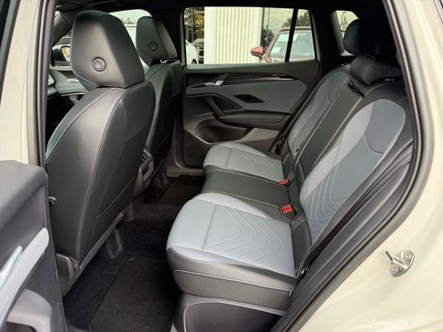 Used 2025 Volkswagen Tiguan SE R-Line AWD/4WD image 6