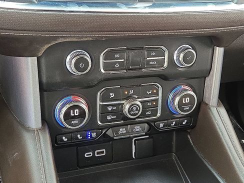 Used 2023 GMC Yukon SLT w/ SLT Luxury Package RWD image 30
