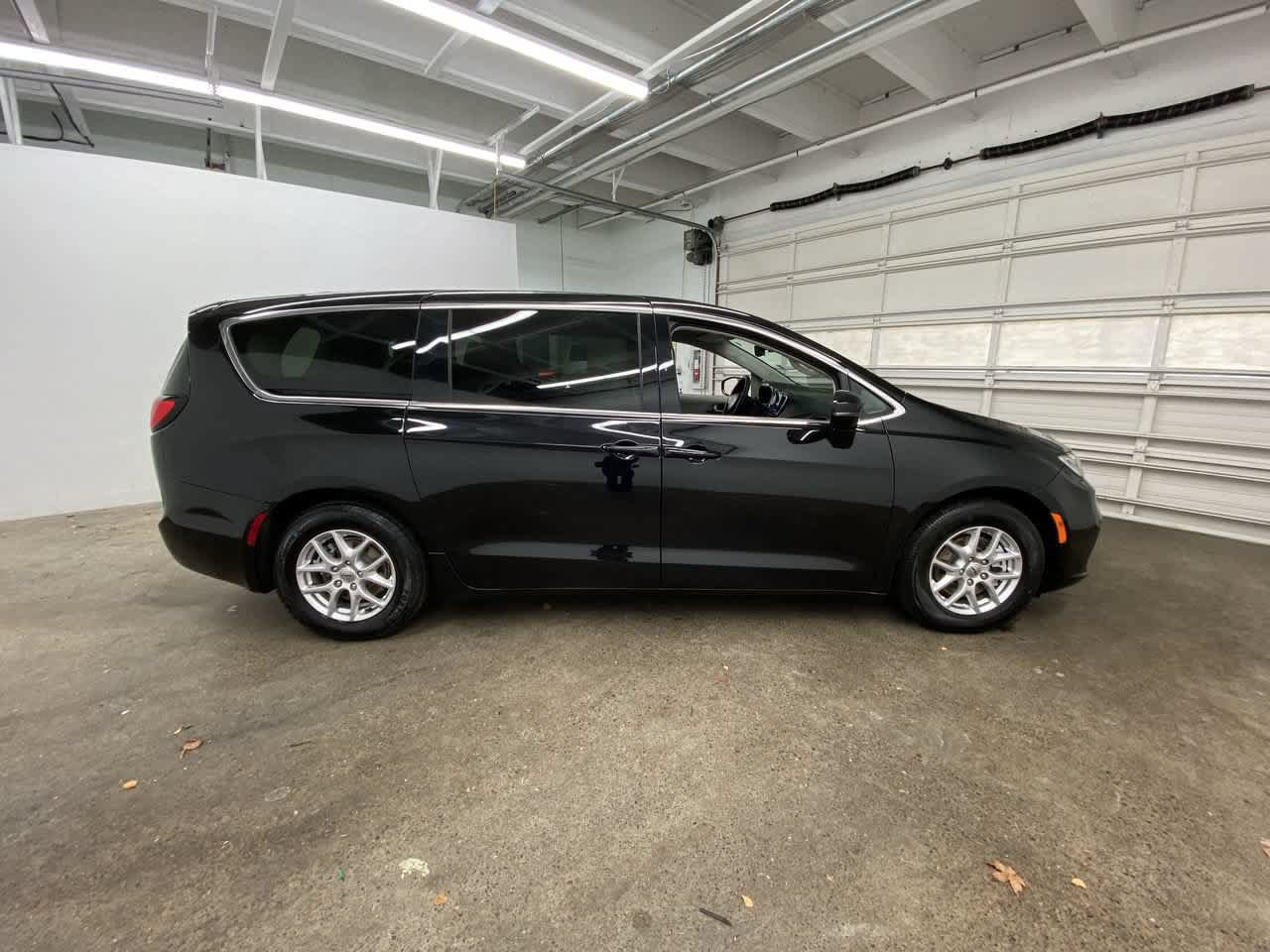 Used 2024 Chrysler Pacifica Touring-L FWD image 7