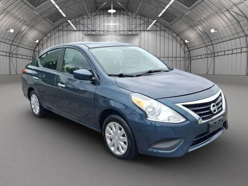 Used 2017 Nissan Versa SV FWD image 3