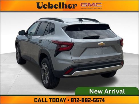 Used 2025 Chevrolet Trax LT w/ LT Convenience Package FWD image 8