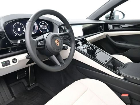 Used 2025 Porsche Panamera image 4
