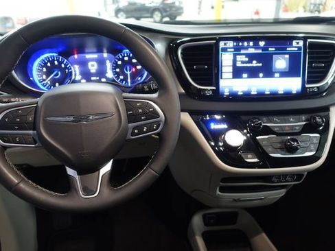 Used 2024 Chrysler Pacifica Touring-L FWD image 11