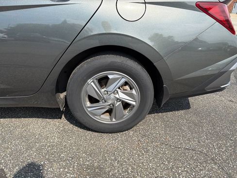 Certified 2025 Hyundai Elantra SE FWD image 12