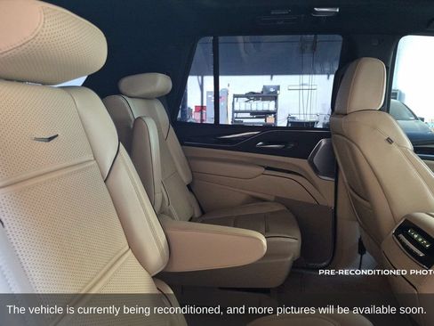 Used 2023 Cadillac Escalade Premium Luxury w/ Performance Package AWD/4WD image 13