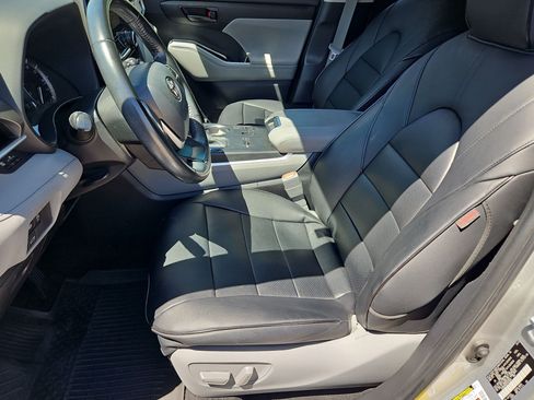 Used 2023 Toyota Highlander LE FWD image 23