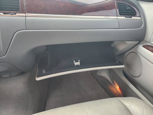 Used 2004 Lincoln Town Car Signature RWD image 36
