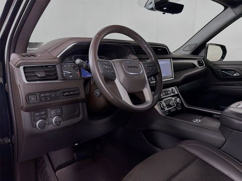 Used 2021 GMC Yukon XL Denali w/ Denali Premium Package image 9