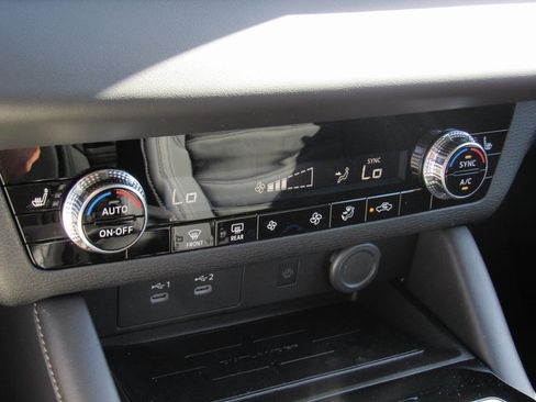 New 2025 Mitsubishi Outlander SE image 20