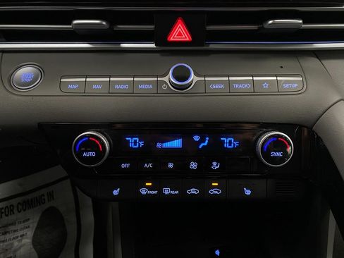 Certified 2025 Hyundai Elantra SEL image 25