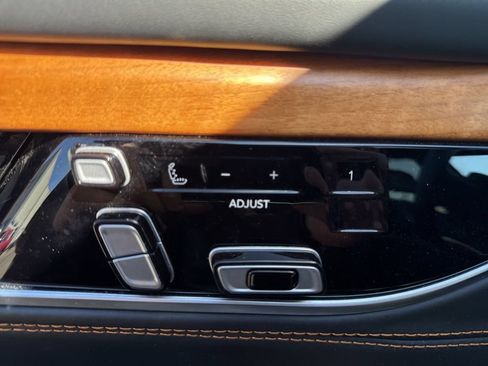 Used 2024 Jeep Grand Wagoneer L Series III AWD/4WD image 10