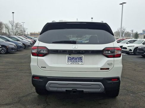 Certified 2025 Honda Pilot TrailSport image 5