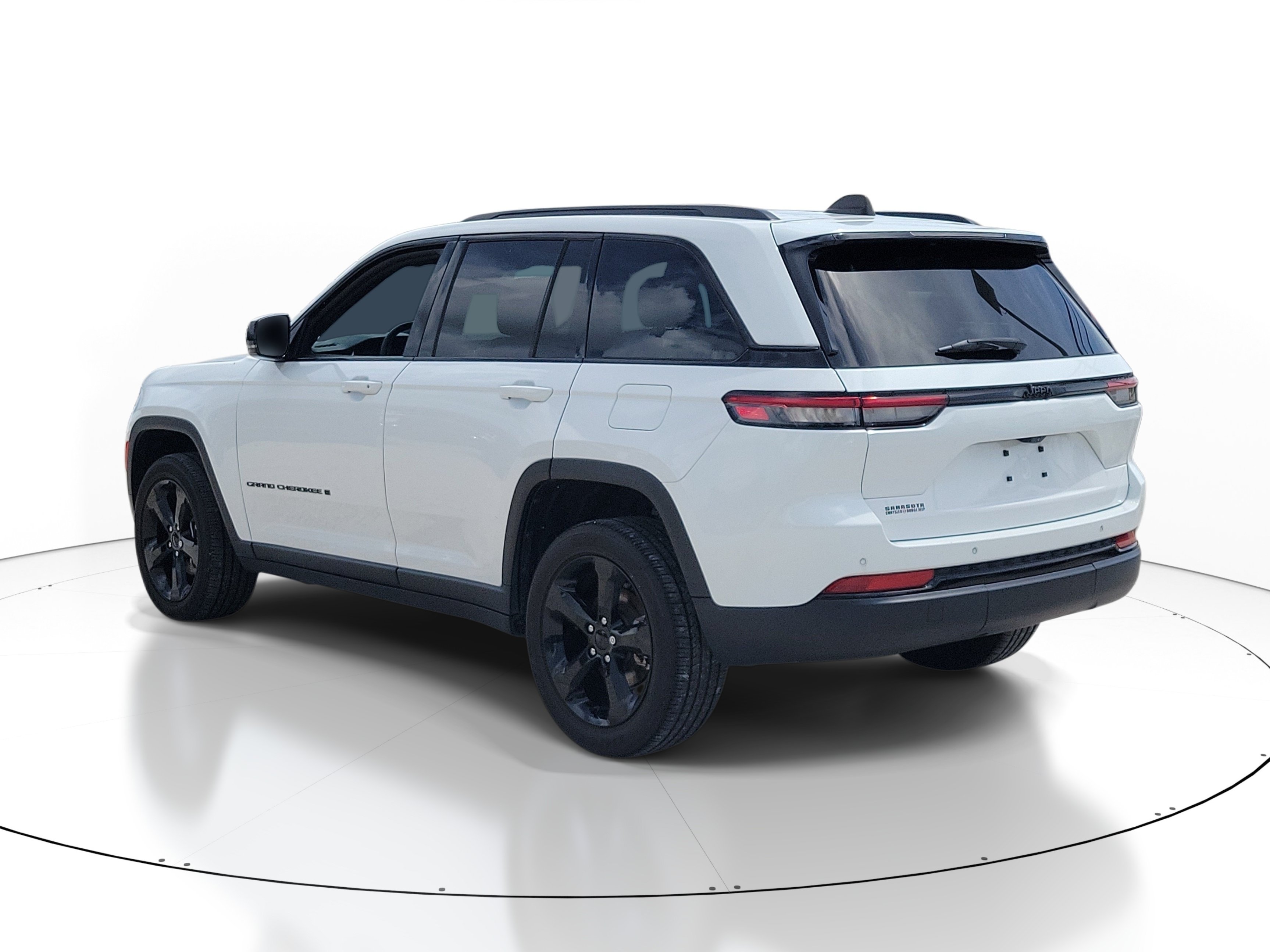 Used 2024 Jeep Grand Cherokee Altitude RWD image 4
