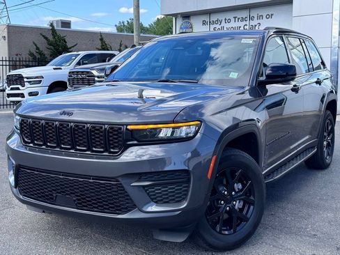 Used 2024 Jeep Grand Cherokee Altitude RWD image 3