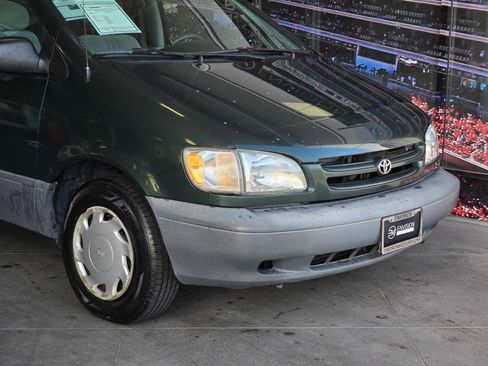 Used 2000 Toyota Sienna LE FWD image 2