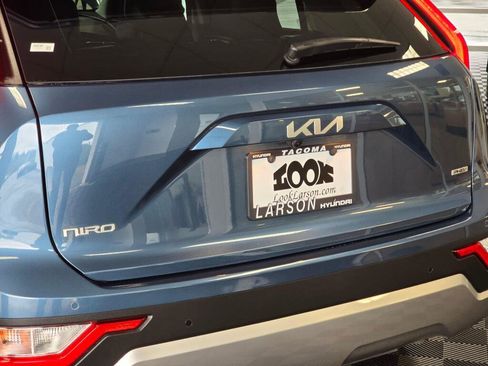 Used 2025 Kia Niro EX w/ EX Cold Weather Package FWD image 12