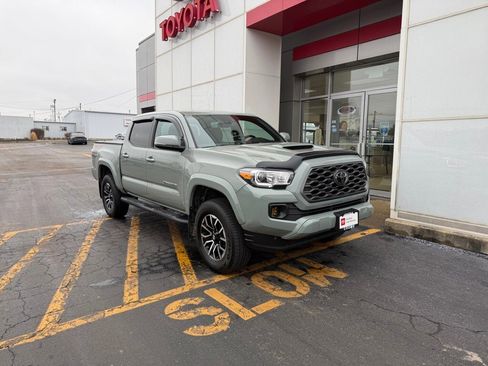 Used 2022 Toyota Tacoma TRD Sport image 3