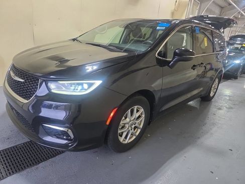 Used 2023 Chrysler Pacifica Touring-L FWD image 17