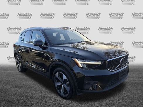 Certified 2025 Volvo XC40 B5 Core image 2