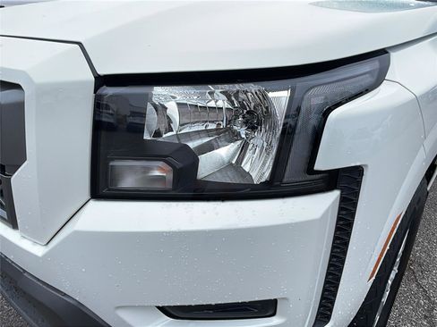 Used 2022 Nissan Frontier SV image 9