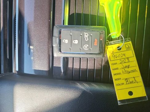 Used 2023 Jeep Wagoneer 4WD image 32