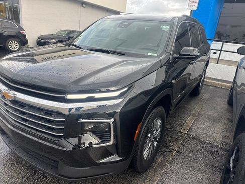 Used 2025 Chevrolet Traverse LT FWD image 3
