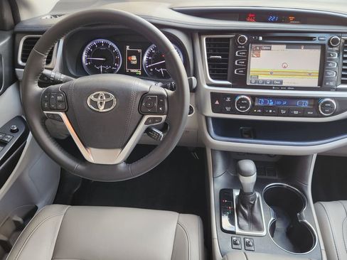 Used 2018 Toyota Highlander XLE image 27