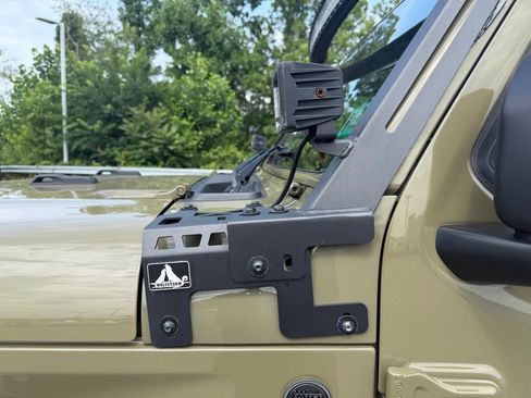 Certified 2025 Jeep Gladiator Sport AWD/4WD image 11