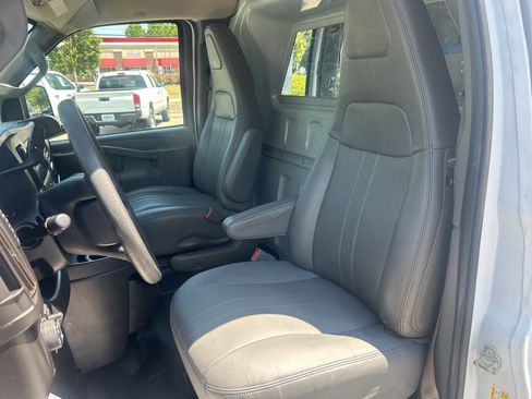 Used 2017 Chevrolet Express 2500 RWD image 11